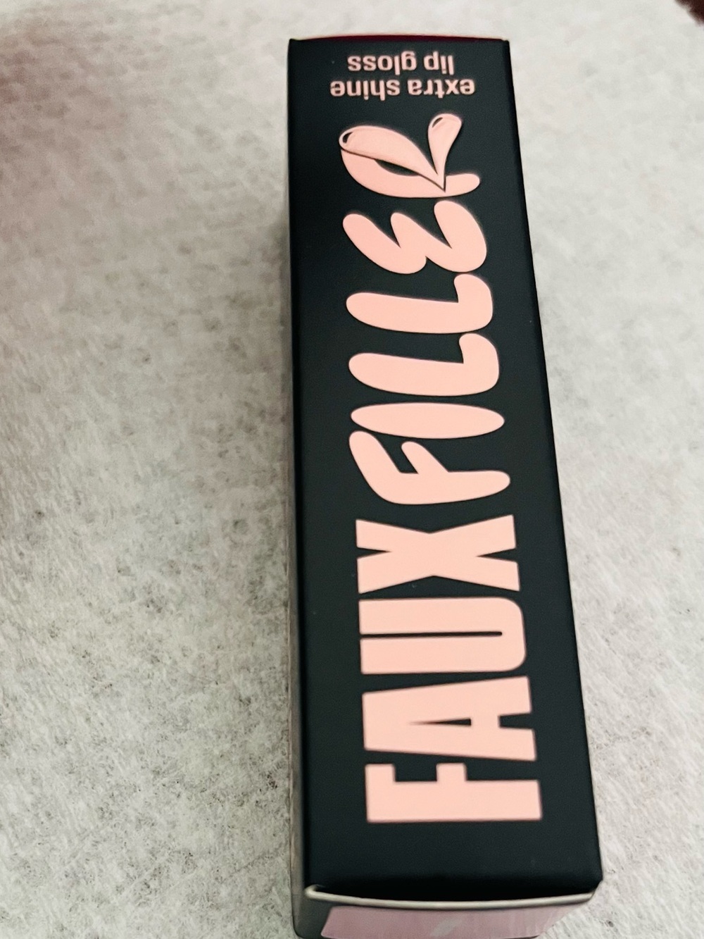 HUDA BEAUTY Ube FAUX FILLER Extra Shine Lip Gloss, Setting powder, and primer